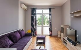 Zhakler - Top Center Apartment Opposite Starbucks